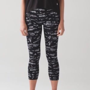 lululemon athletica Pants - Lululemon high rise wunder under crop size 6 lululemon athletica Pants - Lululemon high rise wunder under crop size 6